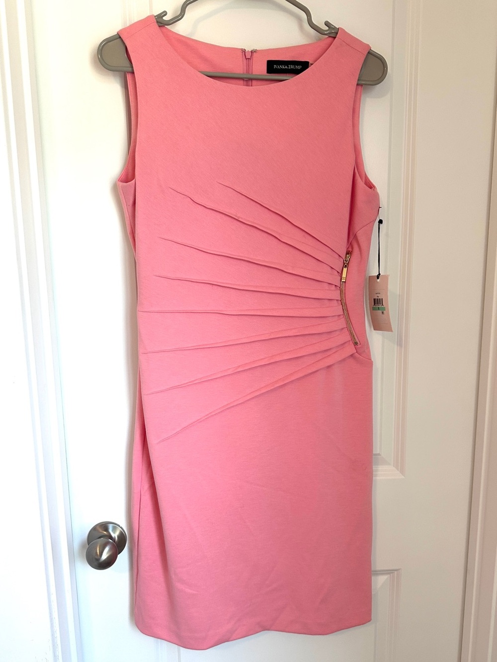 Brand New With Tags Ivanka Trump Pink Dress Size 8
Sleeveless Fitted